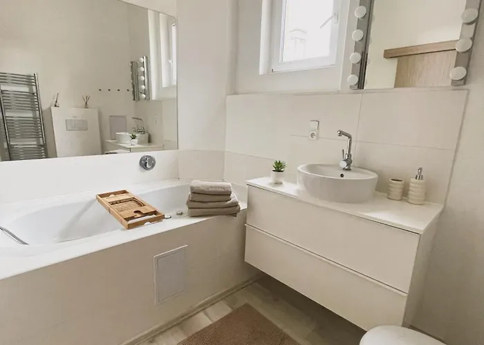 Meg * Κάρλοβι Βάρι